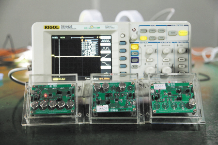 融和微電子員工現(xiàn)場(chǎng)調(diào)試觸摸技術(shù)